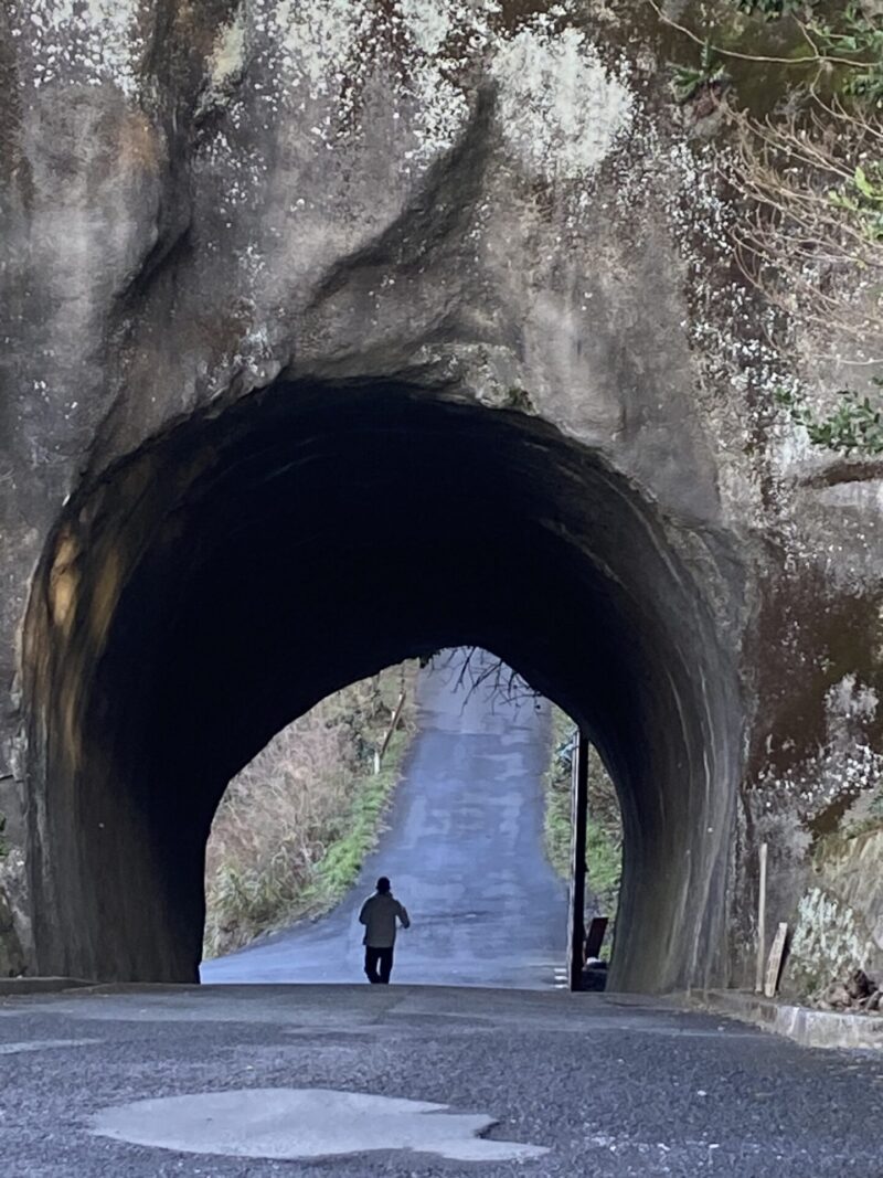 駐車場からみたトンネル