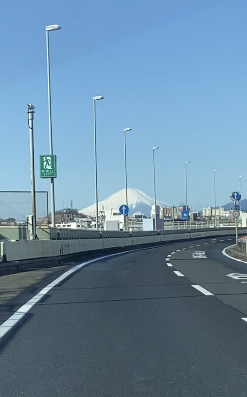 高速道路からみえた富士山